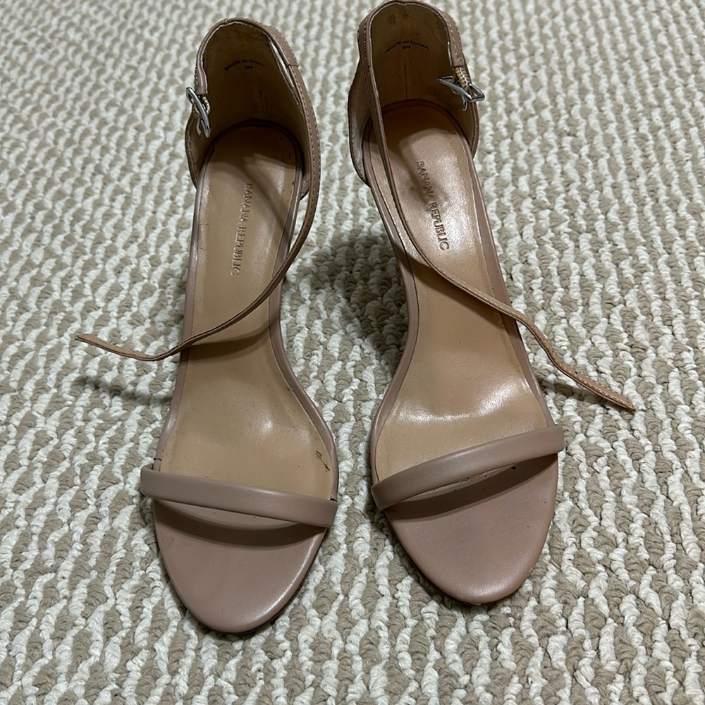 BANANA REPUBLIC Nude Sandals/Size 8
